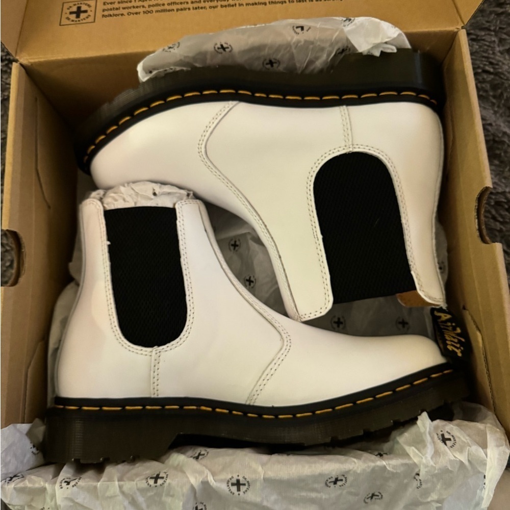 DR MARTENS Women’s 2976 Chelsea Boots - Picture 11 of 12